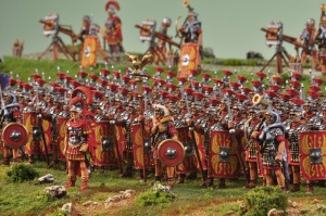Diorama representando uma tropa de soldados romanos pronta para o ataque
